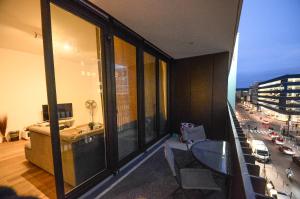 a hotel room with a view of the ocean at 2 · High-Quality in the heart of Stuttgart 2 in Stuttgart
