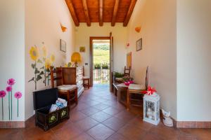 a living room with a couch and a tv at Sant'Andrea Agriturismo con cantina Martignago Vignaioli Asolo Prosecco Docg Wines in Maser