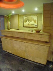 ピレウスにあるホテル ニキ ピレウスのバスルーム(洗面台、カウンターのボウル付)