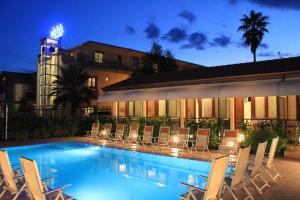 アグローポリにあるHotel Residence La Darsenaのスイミングプール(椅子付)、