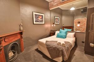 Een bed of bedden in een kamer bij Indulge Apartments - Eighth