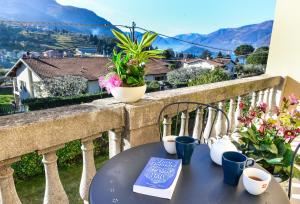 un libro seduto su un tavolo sul balcone di Albergo Silvio a Bellagio