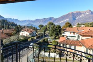 un balcone con vista su una città con montagne di Albergo Silvio a Bellagio