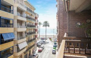 widok na ulicę z budynkami i ocean w obiekcie 2 Bedroom Cozy Apartment In Santa Pola w mieście Santa Pola