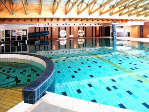 בריכת השחייה שנמצאת ב-Apartmán Albert v Spa dedinke או באזור