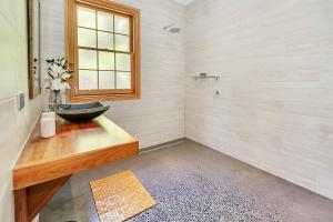 un bagno con lavandino e finestra di Blackwood Park Cottages Mole Creek a Mole Creek Altre 49 foto