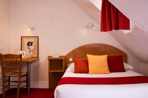 Un pat sau paturi într-o cameră la Hôtel Londres Saint Honoré