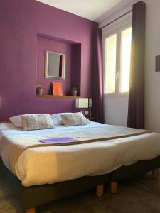 A bed or beds in a room at Hôtel La Rotonde