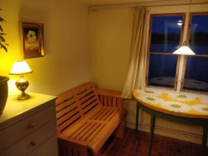 a bedroom with a table and a chair and a window at Villa Gurevitch - 4 lägenheter med sängplats för två i varje lägenhet in Urshult