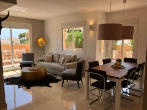 米哈斯NEW: LUXURIOUS PENTHOUSE WITH JACUZZI & SEA VIEW的客厅里有一张沙发和一张桌子。