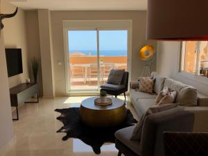 米哈斯NEW: LUXURIOUS PENTHOUSE WITH JACUZZI & SEA VIEW的客厅里有一张沙发和一张桌子。