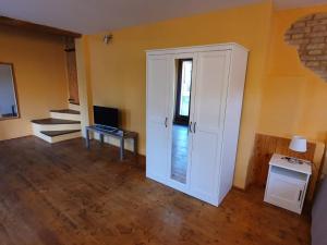 A television and/or entertainment centre at I Balzani B&B