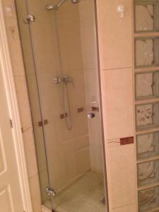 a shower with a glass door in a bathroom at Apartamento Familiar in Balcon del Mar +12 photos