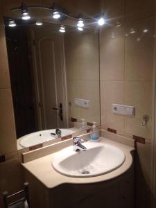 a bathroom with a sink and a large mirror at Apartamento Familiar in Balcon del Mar