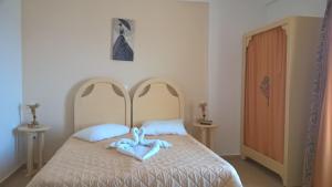 A bed or beds in a room at GYROULI 1