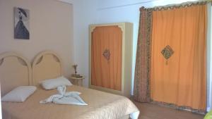 A bed or beds in a room at GYROULI 1