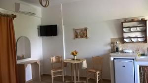 A kitchen or kitchenette at GYROULI 1