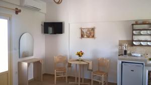 A kitchen or kitchenette at GYROULI 1
