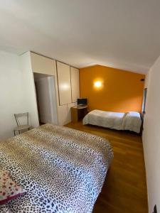 シルミオーネにあるSuite Mavino Appartamentiの小さな部屋 ベッド2台付