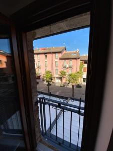 Blick auf eine Straße aus dem Fenster eines Gebäudes in der Unterkunft Suite Mavino Appartamenti in Sirmione