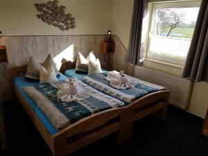 Un pat sau paturi într-o cameră la Landhotel Pathes Hof
