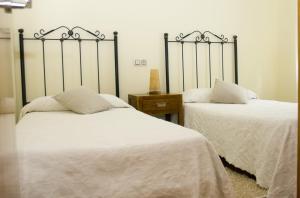 PontecesoにあるCasa Playa de Balaresのベッドルーム1室(隣り合わせのベッド2台付)