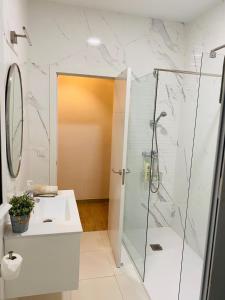 ein Bad mit einer Dusche und einem Waschbecken in der Unterkunft Solymar Beach Premium in Málaga