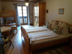 1 dormitorio con 1 cama grande en una habitación en Köstlhof, Familie Hassler en Oberdrauburg