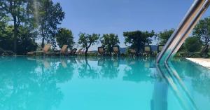Bazén v ubytovaní Agriturismo L'Albara - Wines, Pool & SPA alebo v jeho blízkosti