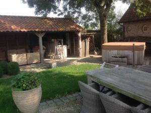 Zahrada ubytování Casa Leone near Bruges with jacuzzi & parking