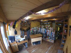 a room with a bunch of skis on the wall at Homestay Opryshky in Tatariv