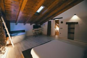 een woonkamer met een houten plafond en een tafel bij El Racó de Valderrobres in Valderrobres