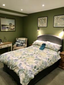 ヨークにあるDairy Guest Houseのベッドルーム1室(ベッド1台、椅子付)