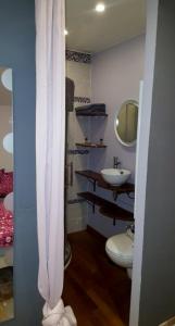 uma casa de banho com um lavatório, um WC e um espelho. em Loc'apparts em Beaumont-sur-Oise