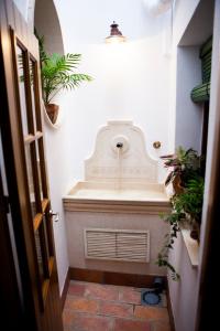baño con bañera con plantas. en Casa Del Rey, en Priego de Córdoba