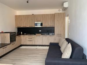 a living room with a couch and a kitchen at Casa Roberta in Venice