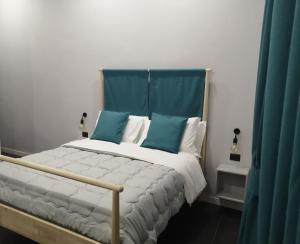 ナポリにあるCabà bed&breakfastのベッドルーム1室(青いカーテン付きの大型ベッド1台付)
