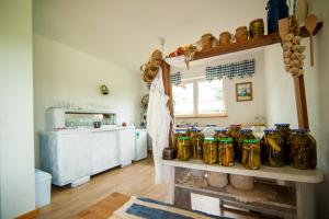 PrzykonaZagroda Olszówka的厨房架子上摆满了花瓶