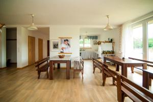 PrzykonaZagroda Olszówka的一间带木桌椅的客厅和一间餐厅 更多35张照片