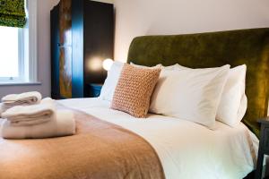 een slaapkamer met een groot bed met witte kussens bij Maison Parfaite HG1 - 2 Luxury apartments with Parking Space - Near town centre in Harrogate