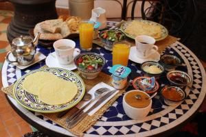 Morgenmad for gæster der bor på Riad Salmiya Dune