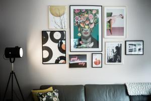un grupo de fotos en una pared con un sofá en Maison Parfaite HG1 - 2 Luxury apartments with Parking Space - Near town centre, en Harrogate