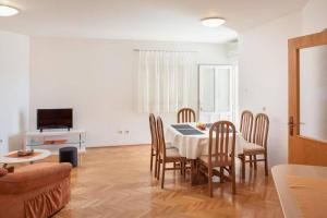 Televízia a/alebo spoločenská miestnosť v ubytovaní Apartment Matilda