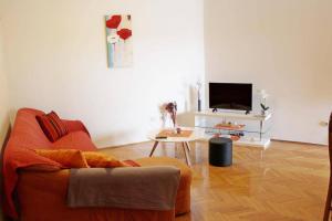 Televízia a/alebo spoločenská miestnosť v ubytovaní Apartment Matilda
