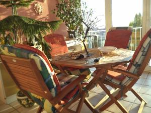 drewniany stół i krzesła w pokoju w obiekcie Maria Apartman w Hévízie +39 zdjęć