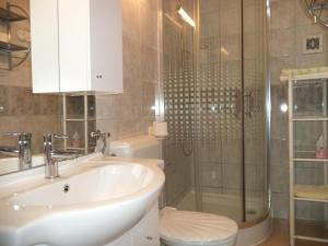 W łazience znajduje się umywalka, prysznic i toaleta. w obiekcie Maria Apartman w Hévízie