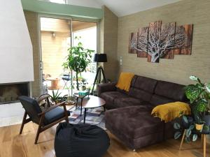 sala de estar con sofá marrón y chimenea en Marc's Flat - Calm & Cosy, en Nantes
