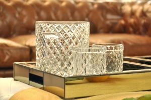 een zilveren dienblad met twee glazen op een tafel bij Belleview Villa in Barcelona