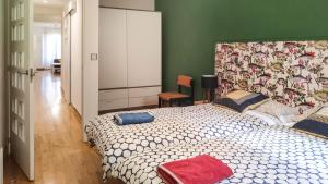 1 dormitorio con 1 cama grande y cabecero de flores en AT Compañía 100 m2 2 WC, en Pamplona
