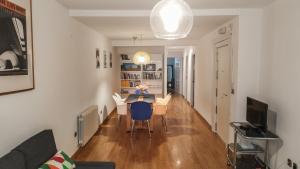 a dining room and living room with a table and chairs at AT Compañía 100 m2 2 WC in Pamplona